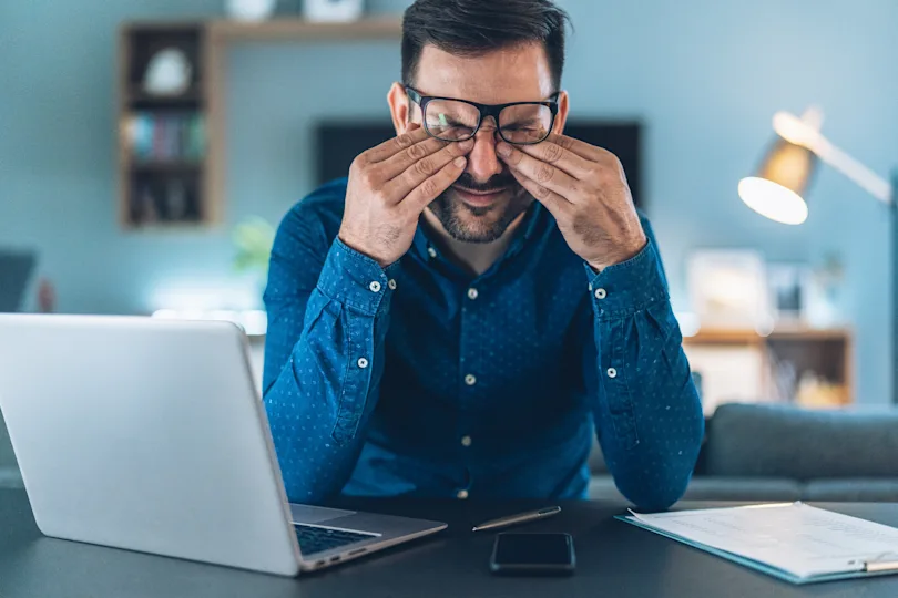 Person overwhelmed by multiple smartphone notifications demonstrating attention fragmentation in 2026